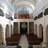 Da qui, girandoci alle nostre spalle, possiamo osservare tutto l�ambiente della chiesa e in particolare il grande organo sovrastante l�ingresso e i matronei laterali, un tempo utilizzati dalle suore per assistere alle funzioni, ma attualmente murati
